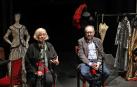 Grego Navarro, gerente del Teatro Gayarre, durante la rueda de prensa junto al dramaturgo Víctor Iriarte, creador de Crónica de un aniversario, acto central conmemorativo