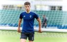 Lucas Torró, que volverá al equipo en Elche  tras cumplir sanción, sujeta este miércoles una de las porterías en Tajonar