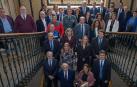 Foto de familia en la escalera de la casa consistorial de los abogados de Estella e invitados al acto
