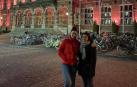 Laura Aguinaga (izquierda) y Helena Albelda ante el edificio Academia de la universidad