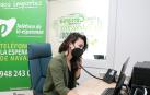 Una trabajadora del Teléfono de la Esperanza en Pamplona