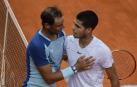 Rafa Nadal y Carlos Alcaraz se saludan tras acabar el encuentro en el Mutua Madrid Open
