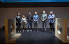 A los lados, las piezas Agujeros de hueso y grasa, y entre ellos, Irantzu Vázquez (Fundación CAN), Nerea de Diego (Centro Huarte),David Bestué,  Fernández Valdivielso (Fundación CAN), Ignacio Apezteguía (director general de Cultura) y Juan Pablo Huércanos (Museo Oteiza).