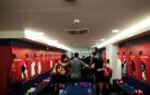 Las jugadoras y el cuerpo técnico de Osasuna hacen una piña en El Sadar