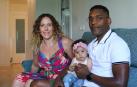 La pamplonesa Amaia Markuleta; su marido, Leonel Frederick; y su hija Izar, de cinco meses