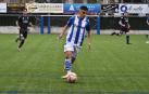 Aitor Lorea controla un balón en un duelo de esta temporada.
