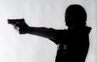 Joven apuntando con un arma