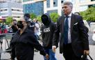 Francisco Javier García, conocido como 'El Cuco', (2d) y su madre, Rosalía García, (i) llegan a los juzgados junto al abogado Agustín Martínez (d) para la segunda sesión del juicio