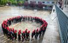 Los alumnos caminando en círculo en el patio de Jesuitinas. Arriba se puede ver la cámara que filma sus movimientos