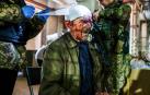 Una persona herida recibe asistencia tras los enfrentamientos en Severodonetsk