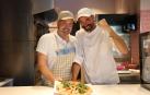 Txetxu Maganto y Edorta Salvador, con su pizza Cicciobella