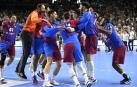 Los jugadores del Barcelona celebran su victoria en el Lanxess Arena de Colonia