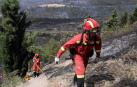 Bomberos participan en las labores de extinción del fuego declarado en la sierra de El Perdón.