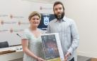 Mikel Pagola muestra el cartel del concuros de fuegos artificiales de San Fermín