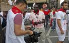 Dos periodistas comparten datos durante uno de los encierros de San Fermín