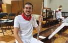 Darío Castañeda, con su flauta, poco antes de intervenir en la misa del 7 de julio