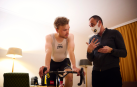 Jon Oriberri junto con Tobías Foss, uno de los corredores del Jumbo Visma, en un stage.