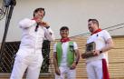 Ismael Urzaiz, anudándose un pañuelo rojo al cuello, junto a Alfonso Moreno (presidente de La Jota) y el alcalde de Tudela, Alejandro Toquero