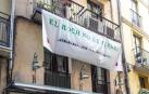 La familia dueña del inmueble ha colocado una lona con la frase ‘El Roch no se cierra. Atrapados por la burocracia’