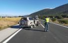 Un agente de la Guardia Civil, junto al coche accidentado