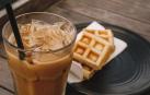 Los bares y restaurantes pueden cobrarte por ponerle hielo en el café