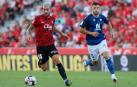 El centrocampista del Mallorca Dani Rodríguez (i) juega un balón ante Guido Rodríguez, del Betis, durante el partido