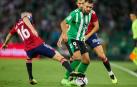 Moi Gómez y Torró presionan a Borja Iglesias durante el partido