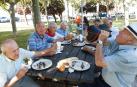 Una cuadrilla de amigos disfruta de su almuerzo