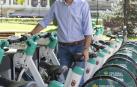 El concejal Fermín Alonso en la estación de bicis eléctricas de la plaza de toros.