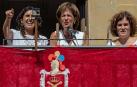 Desde la izda., Leire Gorritxo, Begoña Ganuza y Paula Martínez dirigiéndose a los vecinos y vecinas antes de lanzar el cohete.