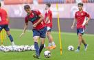 Budimir golpea el balón en la sesión previa al partido celebrada en El Sadar. Osasuna
