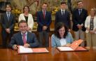 José Antonio Jarillo, director de Campus Home, y Paloma Grau, vicerrectora de Investigación y Sostenibilidad de la Universidad de Navarra, firman el convenio
