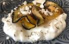 Esta berenjena asada sobre crema de queso feta es una de las tres recetas de hoy.