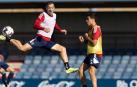 Rubén Peña y Manu Sánchez buscan el balón durante el entrenamiento de este lunes en Tajonar