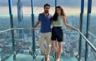 Javier Pina y su pareja, Melba Martín, en lo alto de la torre KL Menara, con vistas panorámicas de Kuala Lumpur