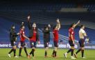 Lo futbolistas rojillos celebran el punto del curso pasado en el Santiago Bernabéu