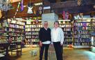 Las hermanas Ana (izda.) y Carmen Fernández Marcilla, en la librería Acuario. Se sitúan sobre las baldosas de la bodega del antiguo Bar Bilbao que el marido de Carmen rescató cuando compró el espacio y se trasladó de la calle Ansoleaga al actual número 13 de la calle Campana