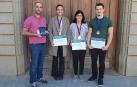 El equipo ganador, de la UPNA, con sus diplomas y medallas. De izda. a dcha., Aitor Plaza (tutor), Andrea Tamayo, Alba Monreal y Beñat Andueza (estudiantes)