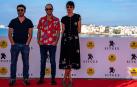 El director Rodrigo Sorogoyen (izda.) posa junto a los actores Diego Anido e Isabel Peña durante la presentación de la película 'As Bestas', este sábado en el marco de la 55ª edición del Festival Internacional de Cine Fantástico de Sitges