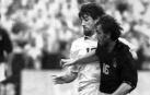 Bakero pugna por el balón junta a Donadoni, de Italia, en un duelo del Mundial de Estados Unidos del 94