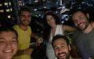 Paula Barba y Riccardo Lorusso (izq.), junto a Javier Pina y su novia, Melba Martín, en la casa de estos en Kuala Lumpur el pasado 29 de septiembre, día en el que se conocieron. A la derecha, Santiago Fernández, un amigo de Javier que estaba de visita. “Esa noche nos tomamos unos pacharanes navarros”, cuenta Paula.