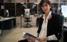 Marialuz Vicondoa, posando con un ejemplar de su libro en la redacción de Diario de Navarra, donde trabaja desde hace más de 20 años.
