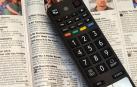 Imagen de un mando y la página de la guía televisiva de una revista