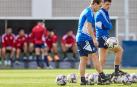 Jagoba Arrasate y Bittor Alkiza, con los jugadores al fondo, en un entrenamiento reciente