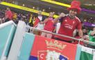 Mohamed, con la bandera y camiseta de Osasuna en el partido España-Costa Rica