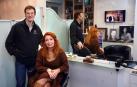 Andrés y Maite Arbea, en la peluquería del primero. Tras el espejo, en el centro, un retrato del abuelo Andrés, fundador de la peluquería Arbea hace 90 años