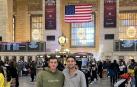 Juan Irurtia Ibiricu, primero por la izquierda, junto a su primo Álvaro está exprimiendo al máximo su estancia en EEUU. La imagen, en la Grand Central Terminal, recoge uno de los momentos del viaje que realizó la semana pasada a Nueva York