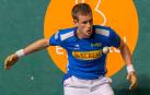 Jon Mariezkurrena trata de golpear la pelota con su derecha durante el encuentro del pasado sábado.