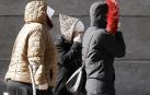 Un grupo de mujeres caminan muy protegidas del frío por una calle de Pamplona.