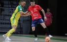 El ala de Osasuna Magna Dani Zurdo, autor del segundo gol de su equipo, mantiene la posesión ante la defensa del cierre del Jaén Attos